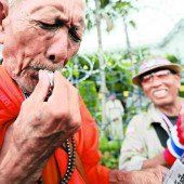 Trillerpfeifenkonzert gegen die thailändische Regierung