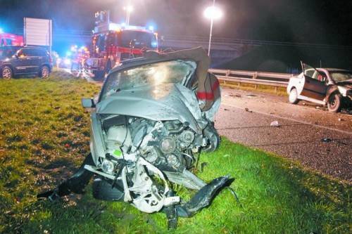 Für die 36-Jährige kam jede Hilfe zu spät: Sie wurde im Wrack eingeklemmt und erlag noch an der Unfallstelle ihren Verletzungen. Foto: KAPO