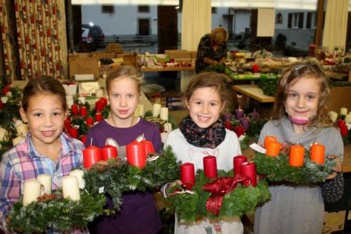 Für die Lochauer ist es bereits zur Tradition geworden, den Adventkranz im Rahmen der Adventkranzwoche im Lochauer Pfarrheim Franz Xaver zu kaufen. foto: bms