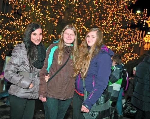 Für Josy, Alexandra und Christine ist die Weihnachtsmarkt-Saison offiziell eröffnet.  Foto: VN/Rhomberg