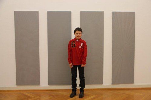 Gabriel Andres Sénamaud vor einer Arbeit aus der Reihe „White Lines“ von Sophie Tottie. Foto: AG