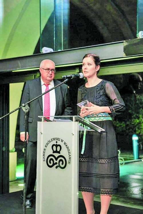 Gemeinsam mit Projektanwalt Dr. Helmut Blum nahm Mag. Claudia Schmidt in Warschau die Auszeichnung entgegen. Foto: Privat