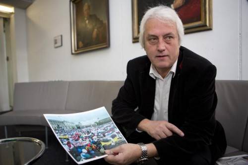 Gewerkschaftschef Loacker mit Foto von der Pensionsprivilegien-Demo im Jahr 2003: „Seither hat sich absolut nichts getan.“ Foto: VN/Hartinger