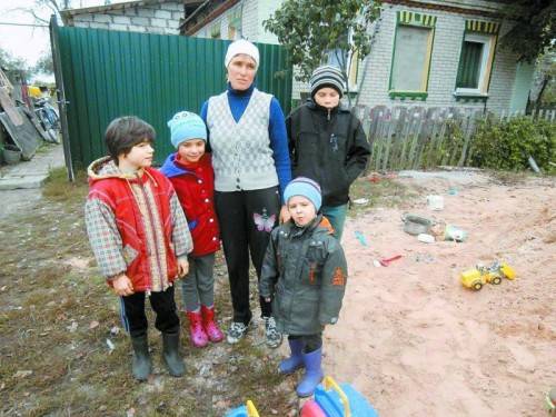 Hilfe vor Ort: Betreuerin Maria mit Waisenhauskindern.