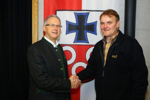 „Hofübergabe“: Helmut Zimmerman (l.) und Georg Bucher. 
 Foto: VN/Hofmeister