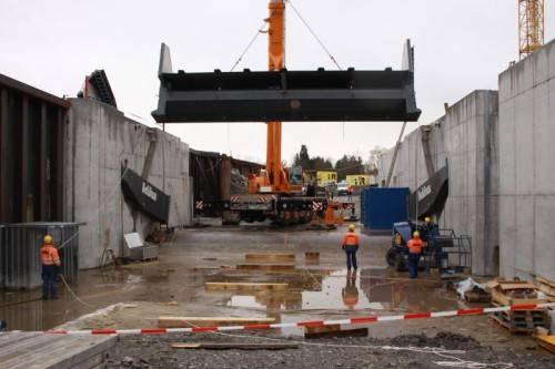 Illspitz-Kraftwerk: Das dritte und letzte Wehrsegment wurde am Mittwoch eingebaut.  Foto: Stadtwerke Feldkirch  