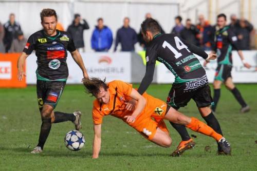 Im Clinch von zwei Lauterachern, links Tobias Hämmerle, rechts Leandros Tsohataridis – Bizau kassierte in Lauterach 0:1-Niederlage. Hofmeister
