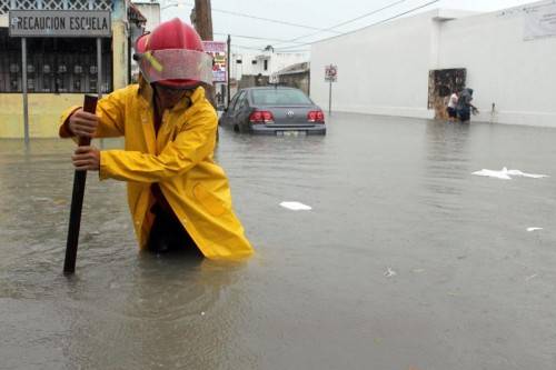 In Cancun sind die Straßen bereits seit mehreren Tagen überflutet – zum Teil steht das Wasser bis zu einem halben Meter hoch. Foto: EPA