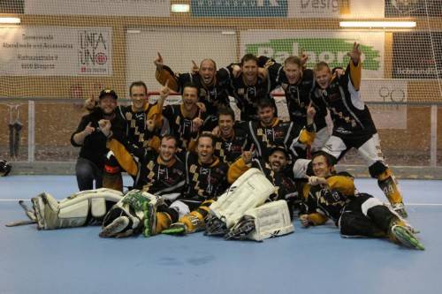 In ihrer dritten Saison in der 1. Liga holt sich das Inlinehockeyteam der IHC Wolfurt Walkers den Meistertitel und steigt in der Schweizer Nationalliga B auf. Foto: schwämmle