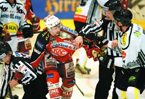 Johannes Reichel (l.) und Graham Mink sind sich nicht ganz grün – intensive Duelle zeichnen die Spiele zwischen Dornbirn und dem KAC aus. Foto: gepa