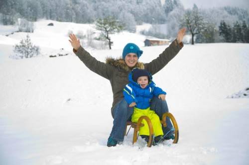 Julian uns seine Mama Anja haben in Au den Schnee bereits bei einer Schlittenfahrt getestet. Foto: VN/paulitsch