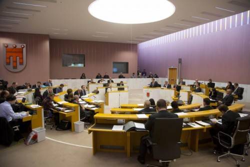 Kinderbetreuungskosten, das Budgetloch auf Bundesebene und Wahlen ohne Plakate sorgten für Debatten im Landtag. Fotos: VN/Paulitsch
