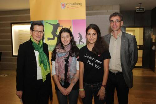 Landesrätin Greti Schmid mit Pauline Tagwerker und Lena Feurstein sowie dem Kinder- und Jugendanwalt Michael Rauch (v. l.). Fotos: ame
