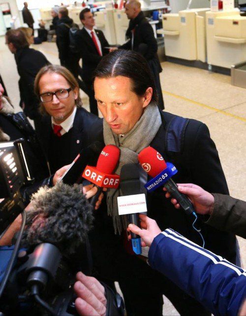 Ließ auf Kunstrasen trainieren: RBS-Trainer Roger Schmidt. gepa