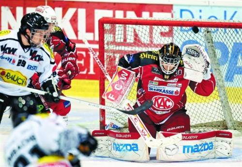 Luciano Aquino (l.) und Co. bekommen morgen René Swette und den KAC vorgesetzt. Foto: gepa