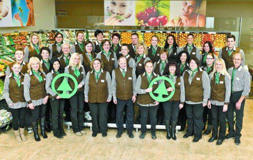 Marktleiter Jürgen Dell-Osbel (Mitte) und sein Team begrüßen ihre Kunden ab Donnerstag, 28.11.2013 wieder in ihrem neu gestalteten Geschäft. Foto: Spar