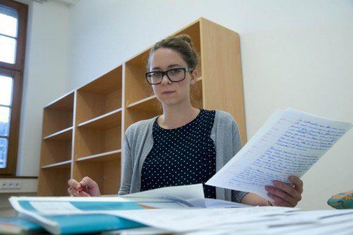 Martina Netzer: korrigieren, korrigieren, korrigieren - und bald noch mehr korrigieren?  Foto: VN/Paulitsch