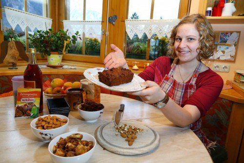 Martina Schindler produziert neben Apfelbrot auch Frischkäsle und Schafwollherzen. Foto: VN/Hofmeister