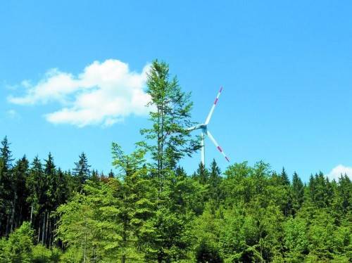 Maximal drei Windräder würden am Hochberg zwischen Möggers und Eichenberg Platz haben. Foto: vn/hartinger
