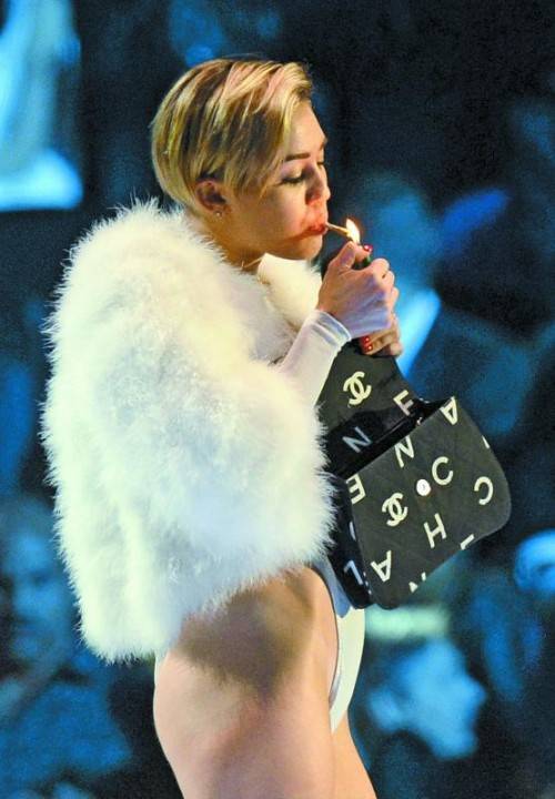 Miley Cyrus zündete sich auf der Bühne einen Joint an. REUTERS