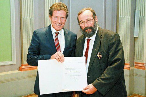 Minister Karlheinz Töchterle überreichte Georg Grabherr das Österreichische Ehrenkreuz für Wissenschaft und Kunst.