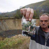 Dorfteich in Bosnien von der Erde verschluckt