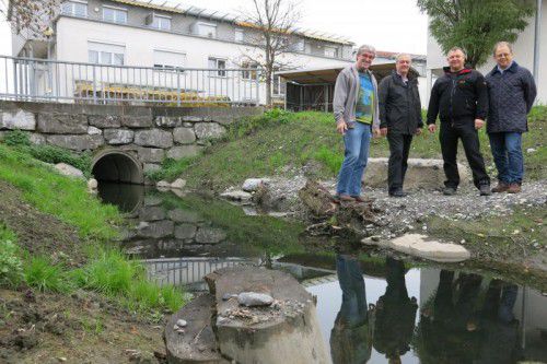 Otto Sohm, Walter Natter, Kurt Spechtenhauser und Wolfgang Bösch am Grindelkanal. Foto: Gemeinde