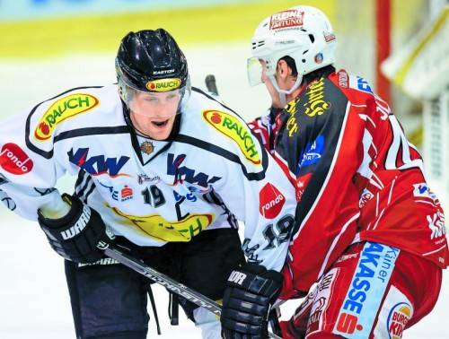 Patrick Jarrett gegen David Schuller – der Dornbirn-Kapitän traf zum 1:2 und ließ damit in Klagenfurt Hoffnung auf einen Punktezuwachs aufkommen. Foto: gepa