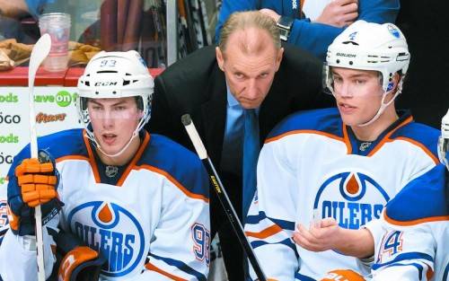Ralph Krueger mit den zwei ehemaligen Edmonton-Schützlingen Ryan Nugent-Hopkins und Taylor Hall, die beide Kandidaten für die Kanada-Auswahl bei den Winterspielen in Sotschi sind. Foto: ap