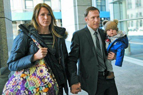 Schwerer Gang: Bode Miller und Gattin Morgan müssen Samuel seiner Mutter zurückbringen. Foto: reuters