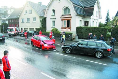 Sekundenschlaf: Drei Autos wurden am Sonntagnachmittag bei einem Unfall in Dornbirn-Hatlerdorf beschädigt. Foto: VOL.at/M. Rauch