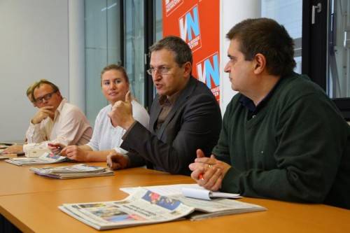 Stefan Grabher in der VN-Redaktion mit CVD Thomas Matt, CR Verena Daum-Kuzmanovic und Andreas Scalet (Wirtschaft). VN/Hofmeister