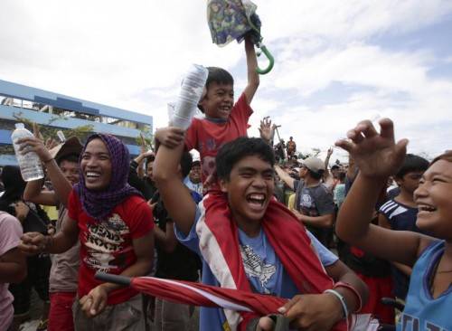 Tausende feierten den Sieg von Boxer Manny Pacquiao. Foto: AP