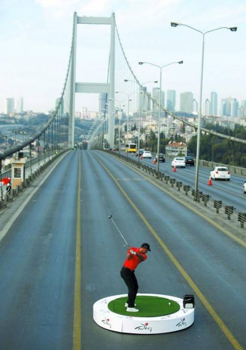 Tiger Woods golft Kontinent-übergreifend: Der Superstar schlug einen Ball auf der Istanbuler Bosporus-Brücke von Europa nach Asien. Foto: ap