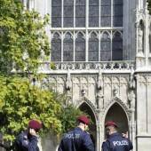 Votivkirche mit Parolen beschmiert