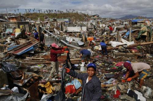 Unter den Trümmern, die der Taifun „Haiyan“ hinterlassen hat, suchen die Philippiner nach noch brauchbarem Hab und Gut. FOTO: REUTERS