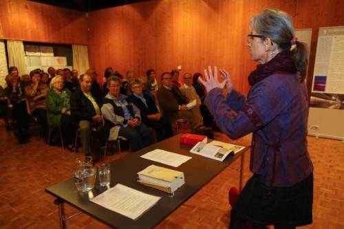 Ursula Rapp zeigte den roten Faden auf, der sich durchs Alte Testament zieht: Er heißt Flucht und Vertreibung. Fotos: VN/Hofmeister