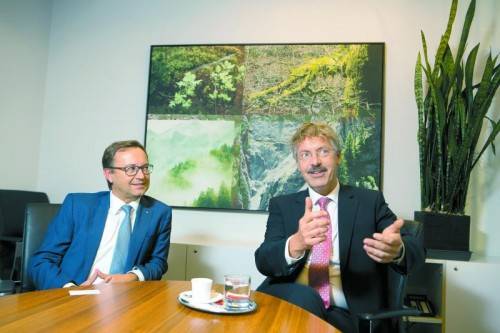 Vorndran war bei der Dornbirner Sparkasse zu Gast. Im Bild links Vorstand Werner Böhler. Foto: vn/hartinger