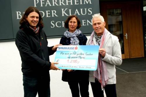 Walter Kettner (r.) und Renate Stocker übergaben den Scheck an Georg Hofer. Foto: pe