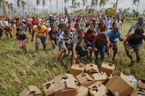 Zahlreiche Überlebende stürmten im Norden von Tacloban auf die vom US-Militär bereitgestellten Hilfspakete.  Foto: Reuters