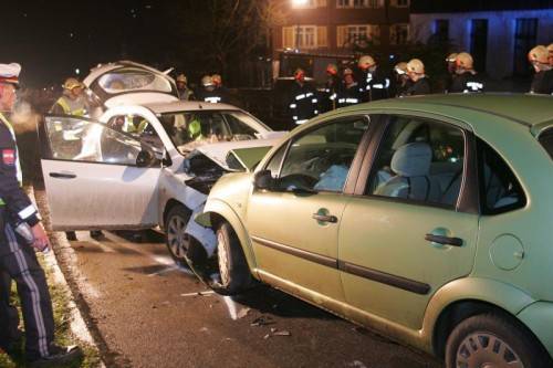 Zu einem schweren Unfall kam es am Mittwochabend gegen 18 Uhr zwischen Egg und Großdorf. Eine Lenkerin prallte frontal in den Gegenverkehr. Am frühen Mittwochabend war eine 23-jährige Pkw-Lenkerin aus Hittisau von Großdorf Richtung Egg talwärts unterwegs. Laut Erstinformationen kam es offenbar zu technischen Problemen, die 23-Jährige konnte plötzlich weder lenken noch bremsen und geriet in Folge in einer Kurve auf die Gegenfahrbahn. Zur selben Zeit fuhr ein 48-jähriger Pkw-Lenker zusammen mit seiner 45-jährigen Beifahrerin, beide aus Hittisau, bergwärts von Egg kommend Richtung Großdorf. Der Pkw-Lenker konnte nicht mehr ausweichen, es kam zur Frontalkollision. Ein Schwerverletzter Einer der Unfallbeteiligten wurde schwer verletzt, die beiden anderen erlitten leichte Verletzungen. Sie wurden in die Krankenhäuser Dornbirn und Bregenz eingeliefert. Die Straße von Egg nach Großdorf war für die Dauer der Bergungsarbeiten komplett gesperrt.