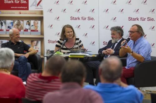 Zum Lesehof von AK und VN bringen prominente Vorarlberger Bücher mit und lesen daraus vor. Foto: VN/Paulitsch