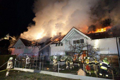 130 Mann der örtlichen Feuerwehren Feldkirchs waren mit 14 Einsatzfahrzeugen bei der Brandbekämpfung. Foto: D. Mathis