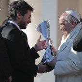 San Lorenzo präsentierte dem Edelfan Papst Franziskus den Pokal