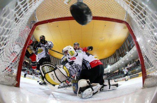 Adam Dennis ist geschlagen, Justin Donati versenkte den Puck zur Tiroler 2:1-Führung im Dornbirn-Tor. Foto: gepa