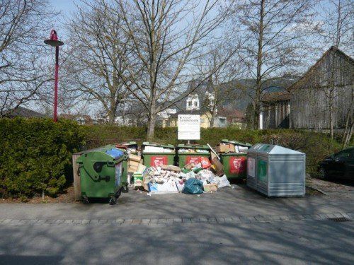 Altpapier wird künftig nur mehr bei den Haushalten abgeholt.