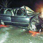 Mit Auto in Hard frontal gegen Baum geprallt