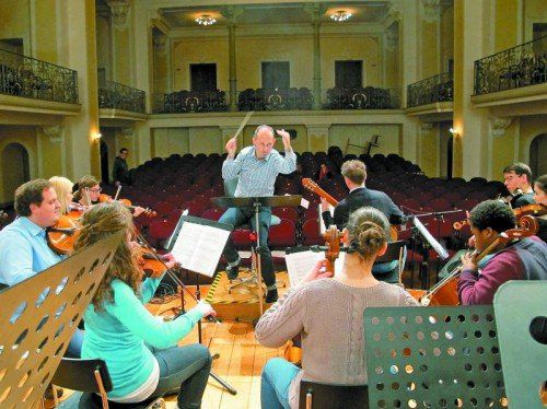 Benjamin Lack dirigiert das große Weihnachtskonzert im Konservatorium.  Foto: JU