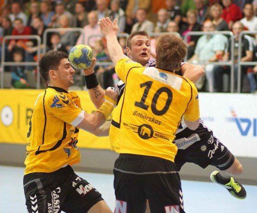 Besonders Fivers-Spielmacher Vytas Ziura dürfen die Bregenzer (im Bild Filip Gavranovic und Paul Babarskas) nicht ins Spiel kommen lassen. diener