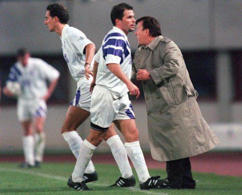 Bild vom 19. Oktober 1994: Adi Hütter (l.) wird im CL-Heimspiel gegen Ajax von Trainer Otto Baric für Mladen Mladenovic eingetauscht. gepa